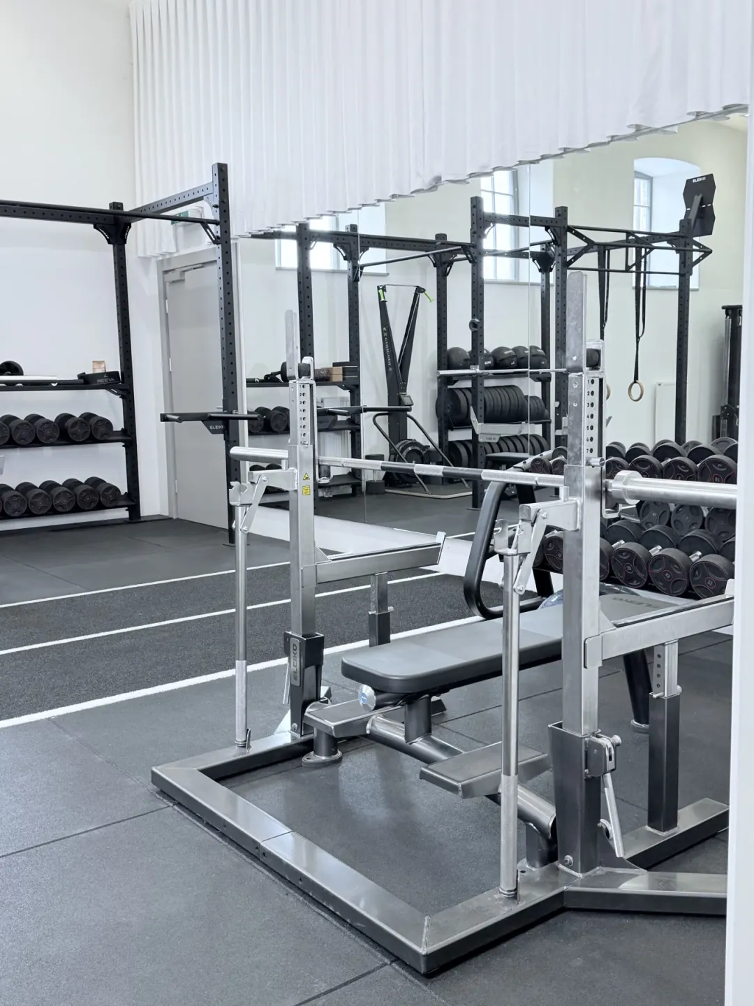 Trainingsfläche mit Kraftstationen und Freihanteln